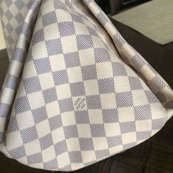 Louis Vuitton Purse - Picture 4 of 9